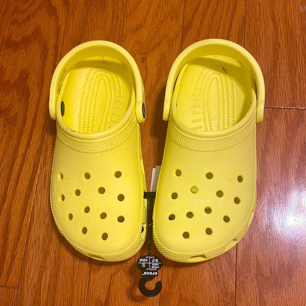 Unisex Banana yellow crocs! Size 6 in women. Size 4 in men. Never worn!